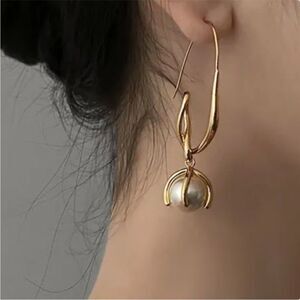 Anthropologie Amber Sceats Lily Long Gold & Pearl Earrings Lightweight